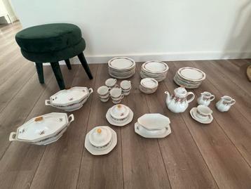Vintage Servies Wit met Bloemetjes en Goudkleurig Randje beschikbaar voor biedingen