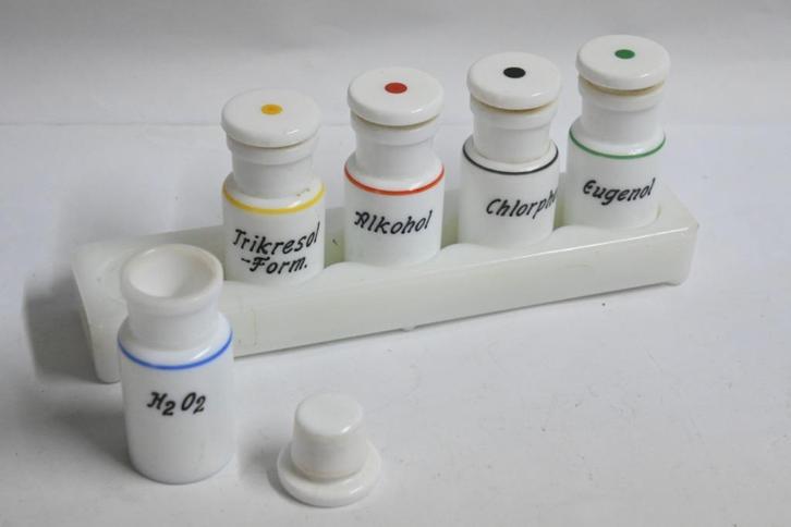 Becht Derfla apotheek medicijn flesjes persglas opaline glas, Antiek en Kunst, Antiek | Glas en Kristal, Ophalen of Verzenden