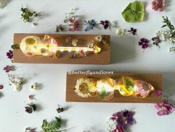 Schattige unieke lamp poes kat kittens Echte bloemen Cadeau, Huis en Inrichting, Lampen | Tafellampen, Nieuw, Minder dan 50 cm