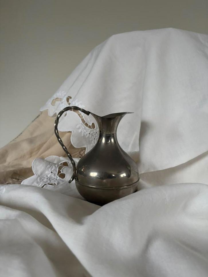 Vintage metalen kan vaas met gedraaide greep h15cm, Huis en Inrichting, Woonaccessoires | Vazen, Zo goed als nieuw, Overige kleuren