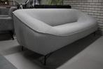 Luxe rechte bank GLOBE Jess Design stof metaal grijs modern, Huis en Inrichting, Fauteuils, Ophalen, Zo goed als nieuw, Stof, 75 tot 100 cm