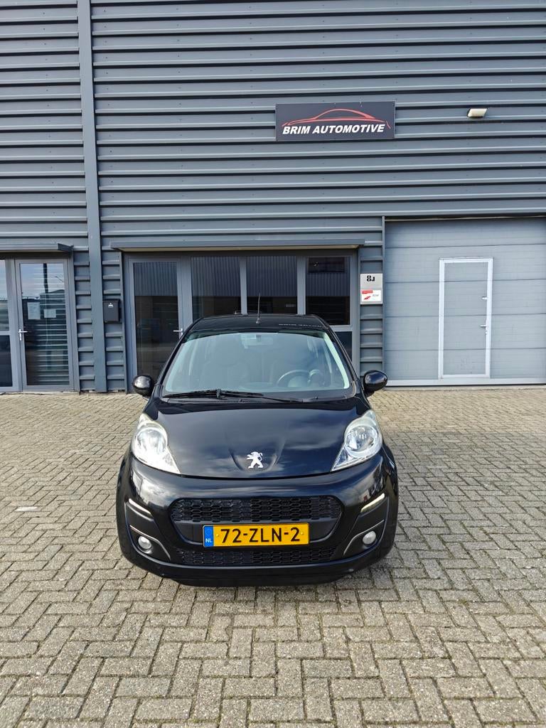 Peugeot 107 1.0 12V 5DR 2-TRONIC 2013 Zwart, Auto's, Peugeot, 4 stoelen, Origineel Nederlands, Bedrijf, 815 kg