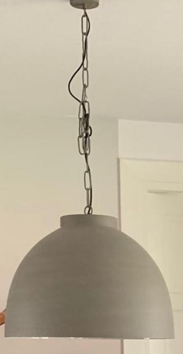 mooie grijze hanglamp met witte binnenkant