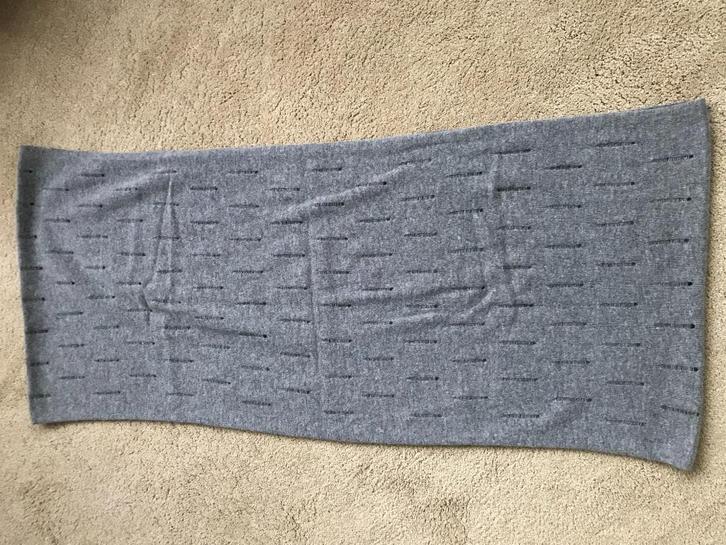 Grijze sjaal Modström, Kleding | Dames, Mutsen, Sjaals en Handschoenen, Zo goed als nieuw, Sjaal, Maat 46/48 (XL) of groter, Verzenden