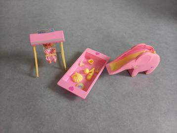 Barbie speeltuin en make up tafel beschikbaar voor biedingen