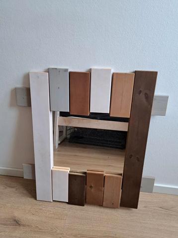 Unieke Spiegel met Houten Frame beschikbaar voor biedingen