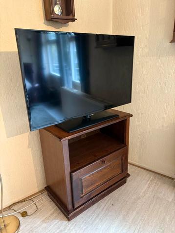 Mooie houten tv meubel beschikbaar voor biedingen