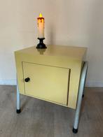 Vintage jaren 50/60 nachtkastje geel met metalen poten, Ophalen of Verzenden, Gebruikt, Minder dan 45 cm
