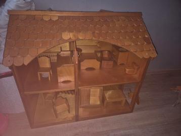Groot houten poppenhuis  beschikbaar voor biedingen