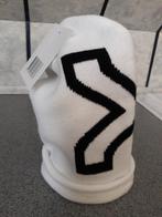 Machine gebreide muts kleur wit met ingebreid de letter X., Verzenden, Nieuw, Muts