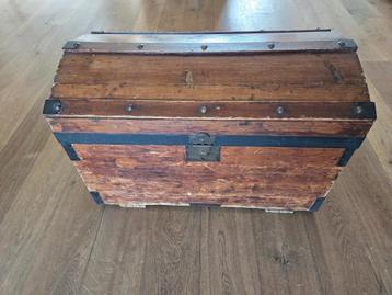 Te koop: antieke dekenkist beschikbaar voor biedingen