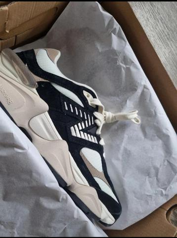 New Balance nieuw in doos beschikbaar voor biedingen
