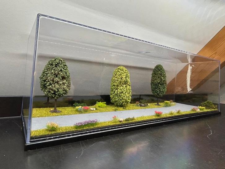 Stolp vitrine met diorama (51cm), Hobby en Vrije tijd, Modelauto's | 1:50, Nieuw, Overige typen, Overige merken, Ophalen of Verzenden