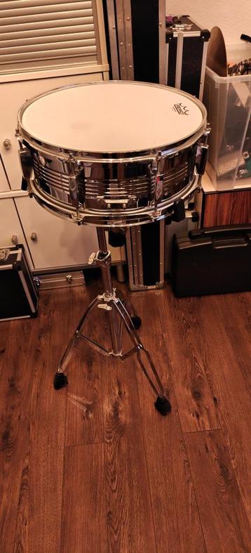Snare drum met statief en silent vel beschikbaar voor biedingen