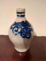 Antieke stenen kruik met blauwe decoratie, Ophalen