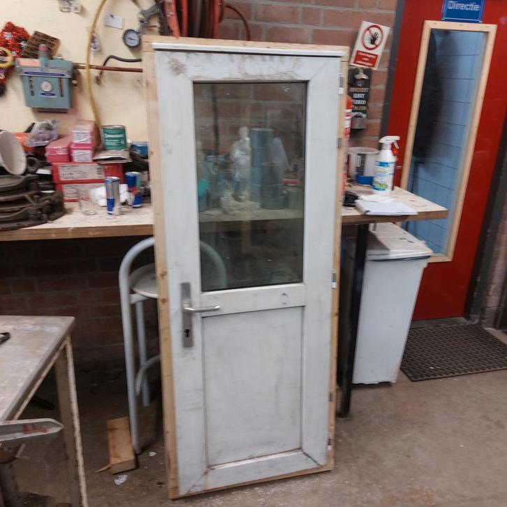 Klein kunstof deurtje  met dubbel glas en houten kozijn, Doe-het-zelf en Verbouw, Kozijnen en Schuifpuien, Gebruikt, Deurkozijn