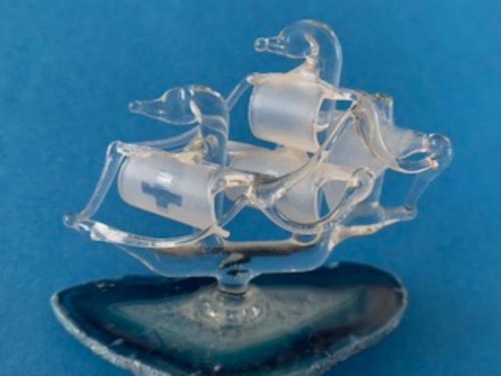 Vintage glazen schip zeilboot glazenbeeld op agaat schijf, Verzamelen, Beelden en Beeldjes, Nieuw, Overige typen, Ophalen of Verzenden