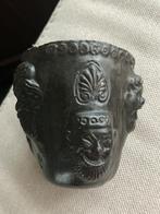 Antiek Grieks terracotta vaasje met mythologische gezichten, Ophalen of Verzenden, Gebruikt