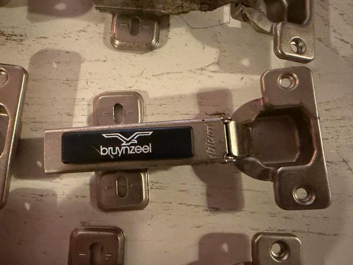 Verschillende Keukenkast scharnieren - Bruynzeel, Kinderen en Baby's, Speelgoed | Bouwstenen, Gebruikt, Overige merken, Ophalen of Verzenden