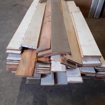 Massief grenen restpartij +-20m2 van-alles-en-nog-wat beschikbaar voor biedingen