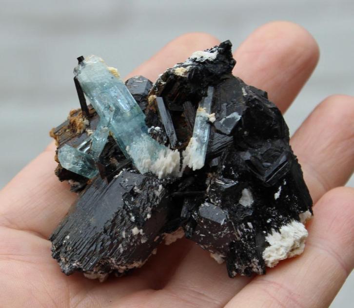 AQUAMARIJN en TOERMALIJN uit Erongo in Namibie, Verzamelen, Mineralen en Fossielen, Mineraal, Ophalen of Verzenden