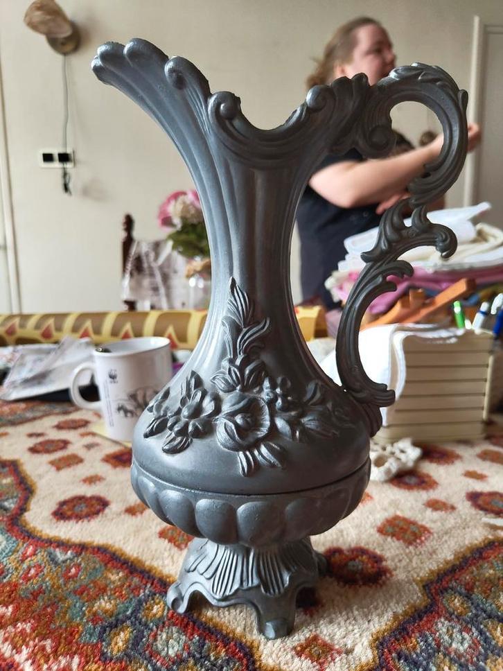 Vintage Zinken Waterkan / Vaas met Bloemmotief, Antiek en Kunst, Antiek | Vazen, Ophalen