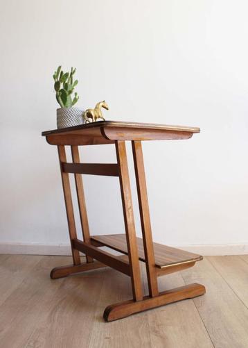 Houten vintage side table. Retro design bijzet tafel