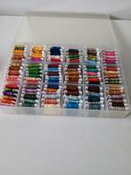 DMC borduurgaren (107) op bobbins in doos, Ophalen of Verzenden, Zo goed als nieuw, Borduurgaren of Zijde
