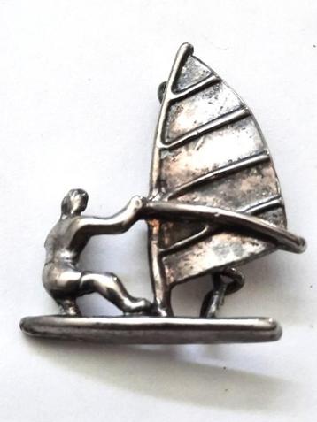Zilverkleurige broche surfer op surfplank (7741-4489) beschikbaar voor biedingen