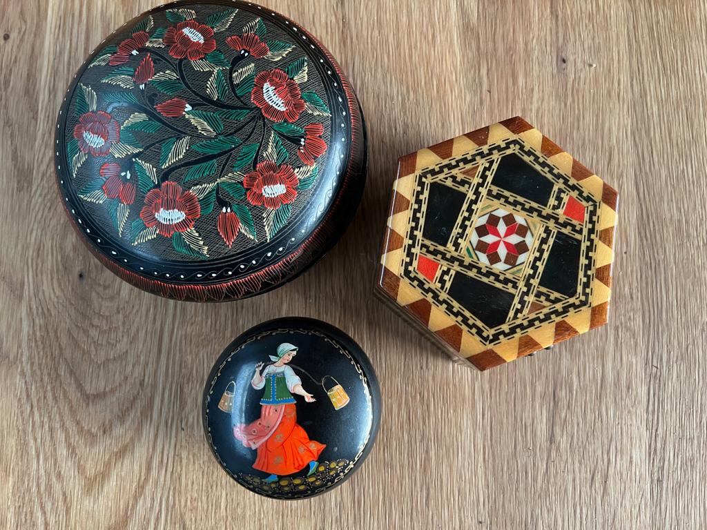 3 oosterse potjes handwerk beschilderd sieradenkistje set, Verburgt Vintage, Gebruikt, Ophalen of Verzenden, https://verburgtvintage.nl/#contact