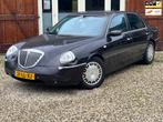 Lancia Thesis 2.4-20V Emblema Automaat met nieuwe APK, Auto's, Lancia, Gebruikt, Beige, 109 €/maand, Zwart