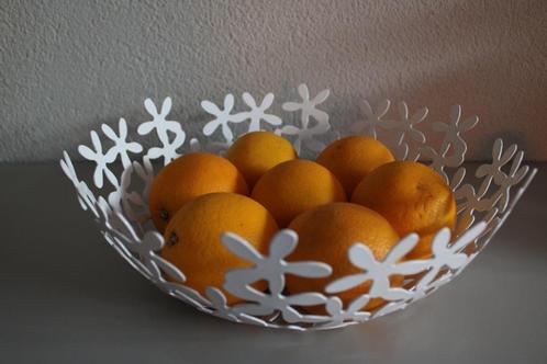 SALE:  witte metalen designschaal/ NIEUW, Huis en Inrichting, Woonaccessoires | Schalen en Manden, Nieuw, Schaal, Rond, Overige materialen