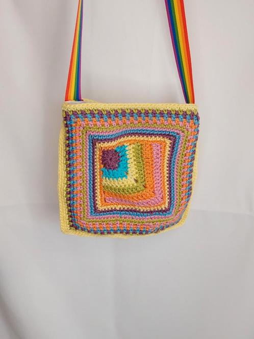 Gehaakte tas met regenboog band, Sieraden, Tassen en Uiterlijk, Tassen | Schoudertassen, Nieuw, Ophalen of Verzenden