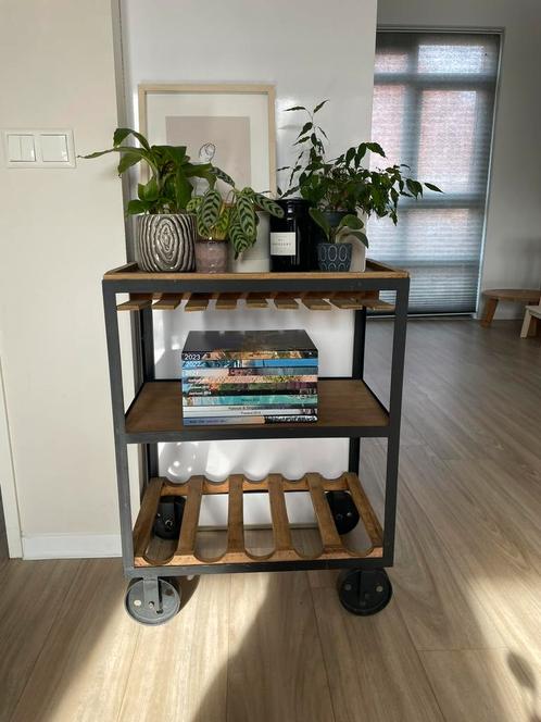 Leuk industrieel wijnkastje op wielen, wijntrolley, Huis en Inrichting, Woonaccessoires | Wijnrekken, Zo goed als nieuw, Minder dan 50 cm