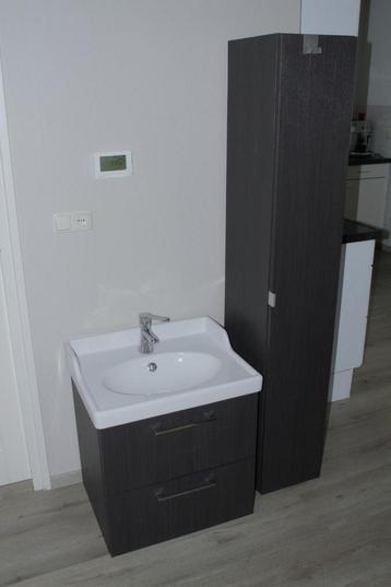 Badmeubel met kraan en hoge kast beschikbaar voor biedingen