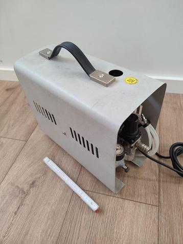 kleine compressor fluisterstil voor b.v. airbrushen beschikbaar voor biedingen