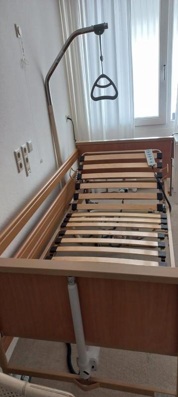 Hoog-Laag Zorgbed met Papegaai - Zeer Goed! beschikbaar voor biedingen