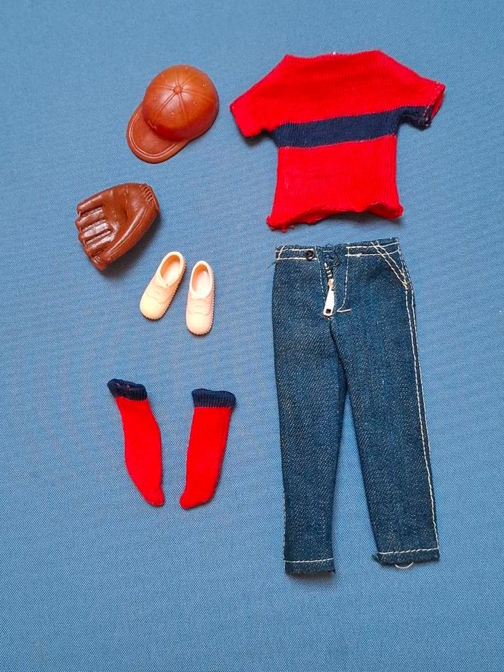 Vintage Barbie Ricky kledingset Little Leaguer, Verzamelen, Poppen, Gebruikt, Ophalen of Verzenden