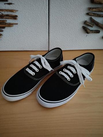 Lage sneakers, zwart. Merk: Panther  beschikbaar voor biedingen
