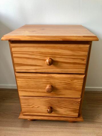Houten Nachtkastje met Drie Lades beschikbaar voor biedingen