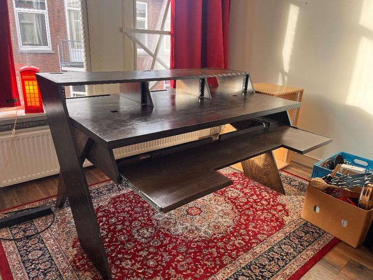 Output (De-Fi) Platform Studio Desk, Huis en Inrichting, Bureaus, Gebruikt, Bureau, Ophalen