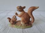 Eekhoorn met jong van porselein 10.5x5x7.5cm, Ophalen of Verzenden, Zo goed als nieuw, Wild dier, Beeldje of Figuurtje
