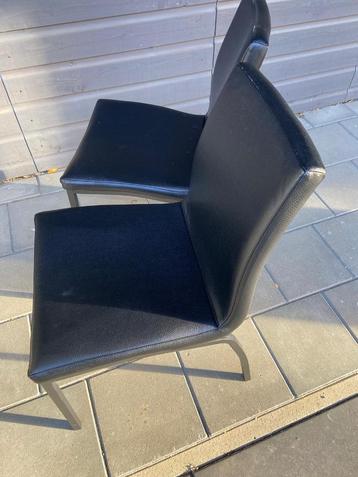  Zwarte Stoelen, 2 stuks beschikbaar voor biedingen