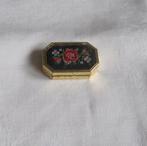 Brocant pillendoosje met geborduurd petit point roosje, Antiek en Kunst, Ophalen of Verzenden