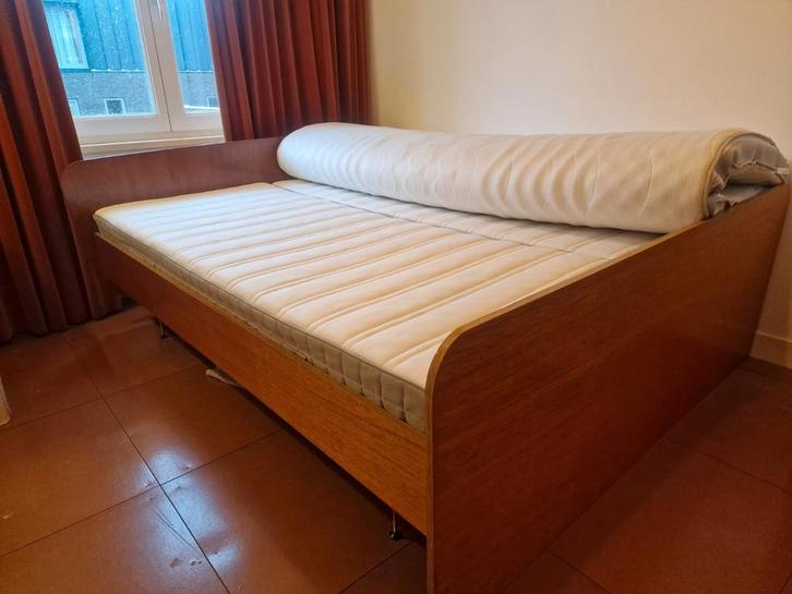 Vintage houten bed met 2 matrassen en topper, Huis en Inrichting, Slaapkamer | Bedden, Gebruikt, Tweepersoons, 160 cm, 200 cm
