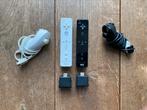 2 Nintendo Wii controllers + nunchucks, Overige genres, Ophalen of Verzenden, Zo goed als nieuw, 3 spelers of meer