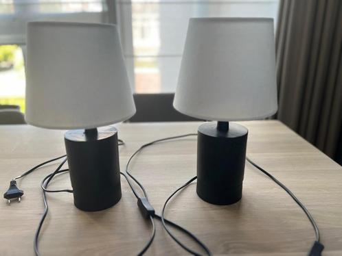 Set van 2 eenvoudige tafellampen zwarte voet en witte kap, Huis en Inrichting, Lampen | Tafellampen, Gebruikt, Minder dan 50 cm