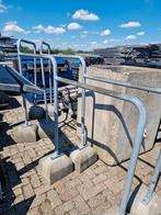 Sporttoestellen: klimrekken, basketbal, touwen, tennisnetten, Ophalen