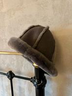 Nieuwe UGG Lammy Muts Taupe, Kleding | Dames, Ophalen of Verzenden, Nieuw, One size fits all, Hoed