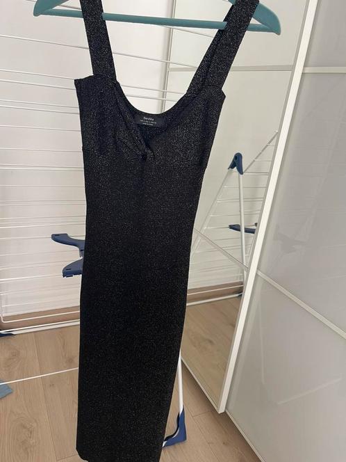 Bershka glitter jurk met strik en split, Kleding | Dames, Jurken, Ophalen of Verzenden
